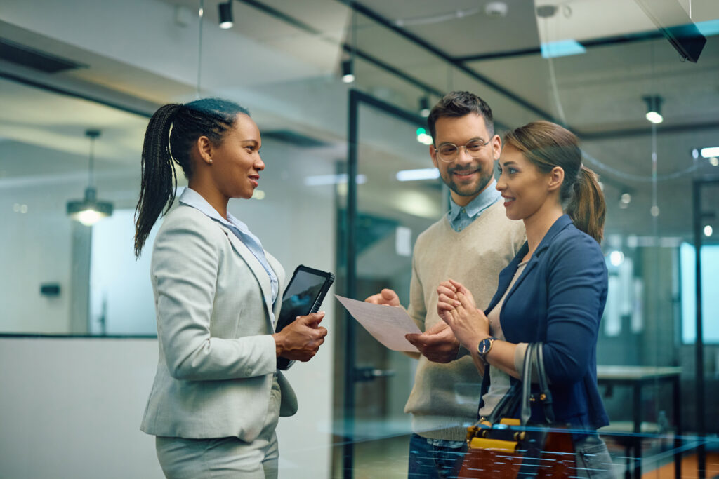 Grupo de administradores conversando sobre gestão empresarial