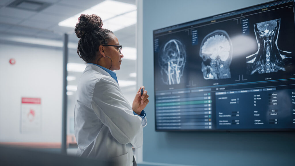 Estudante de medicina analisando exames de raio-x