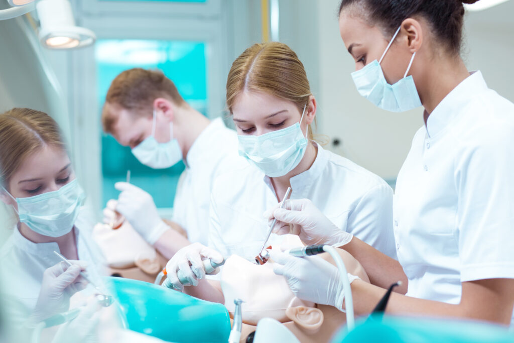 Estudantes de odontologia durante aula prática