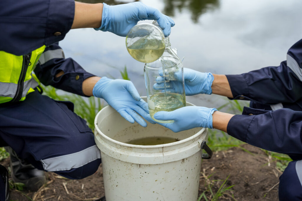 Estudantes de agronomia realizando testes de qualidade com a água de um lago