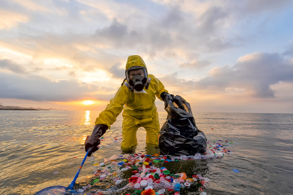 Biólogo limpando o lixo poluente no mar