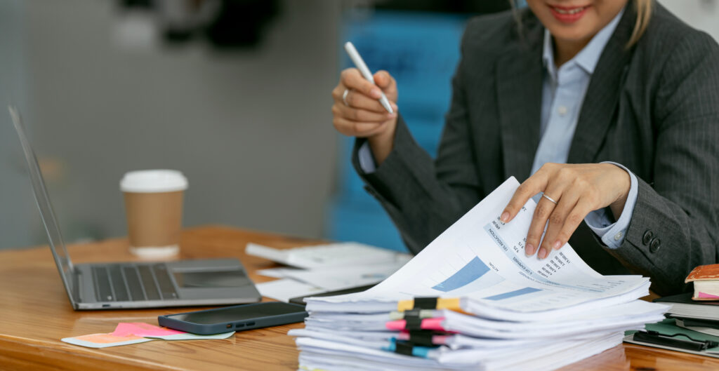 estudante de administração avaliando plano de gestão comercial