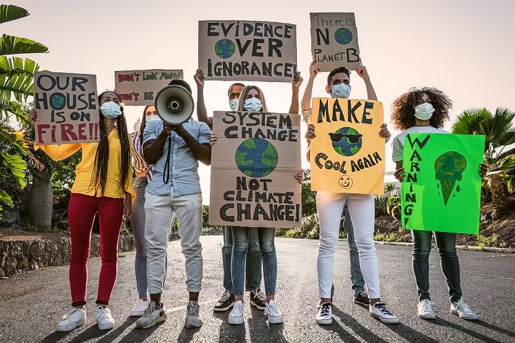 Ativistas protestam por ações para frear as mudanças climáticas (depressão na adolescência)