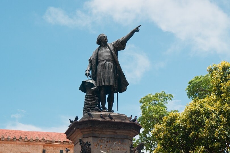 Manifestações pela remoção da estátua de Cristóvão Colombo aconteceram em Santo Domingo, na República Dominicana - revisionismo histórico