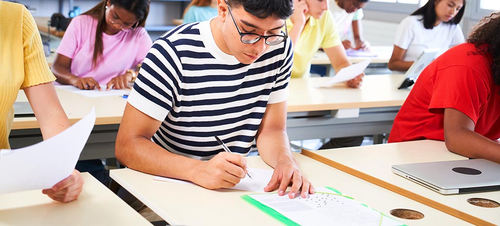 estudante escrevendo redação