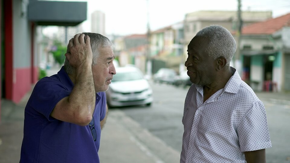 homens conversando nas ruas do Brasil