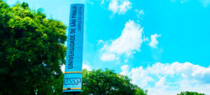 Placa indicado uma das entradas da Universidade de São Paulo