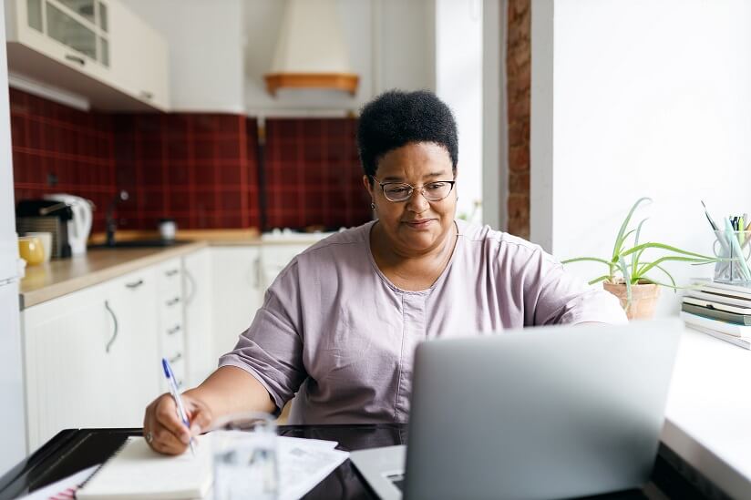 Kalache afirma que há quatro pilares para um bom envelhecimento, que são saúde, conhecimento, capital social e financeiro - mulher idosa usando computador