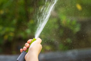 Se você já colocou o dedo na ponta da mangueira, percebeu que a água sai com velocidade maior  - hidrodinâmica