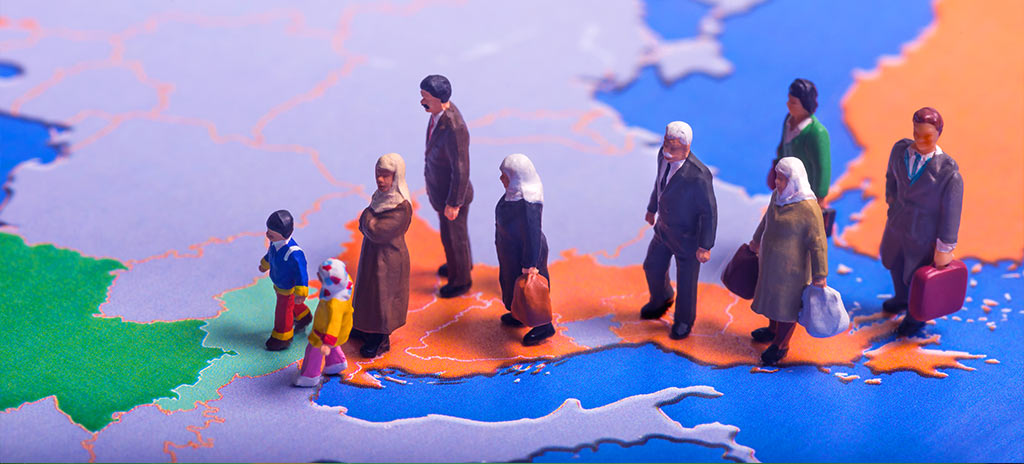 bonecos de pessoas se deslocando sobre o mapa mundi, simbolizando fluxos migratórios