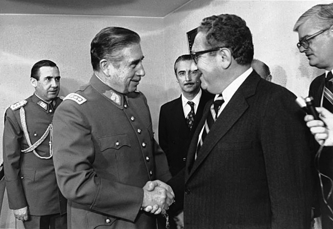 O general Augusto Pinochet com Henry Kissinger em 1976, na época, secretário de Estado dos Estados Unidos (Imagem: Arquivo do Ministério das Relações Exteriores no Chile)