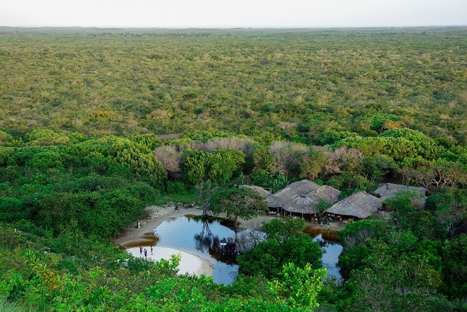 Vista panorâmica de aldeia indígena na Amazônia