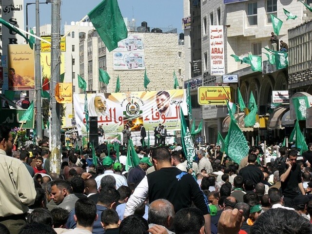Multidão celebra Abdel Aziz ar-Rantisi em comício eleitoral na cidade palestina Ramalá, em 2007. Ele é um dos fundadores do Hamas e foi morto em 2004