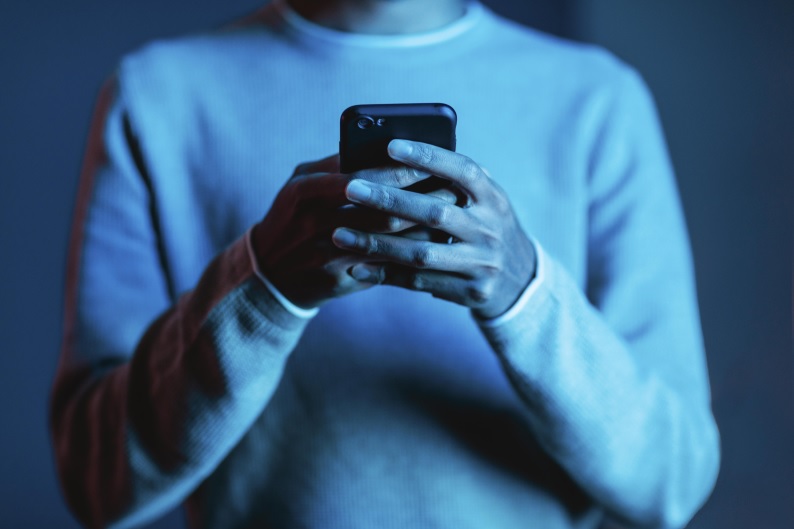 Possíveis temas de redação Enem 2023
- Lei da Fake News - pessoa segurando celular em imagem sombria