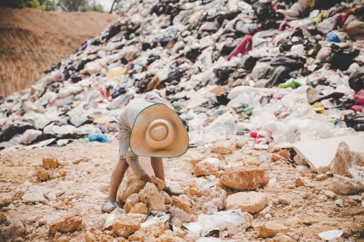 O Brasil é um dos países do mundo que gera mais plástico. A poluição está diretamente ligada às mudanças no clima