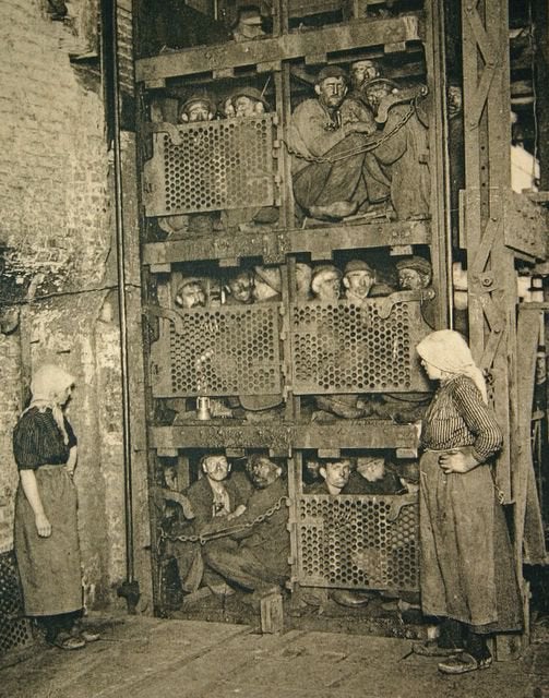 Mineiros do Charbonnage de Mariemont-Bascoup, na Bélgica, em 1920 - Revolução Industrial