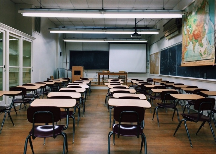 sala de aula com carteiras vazias - redação sobre evasão escolar