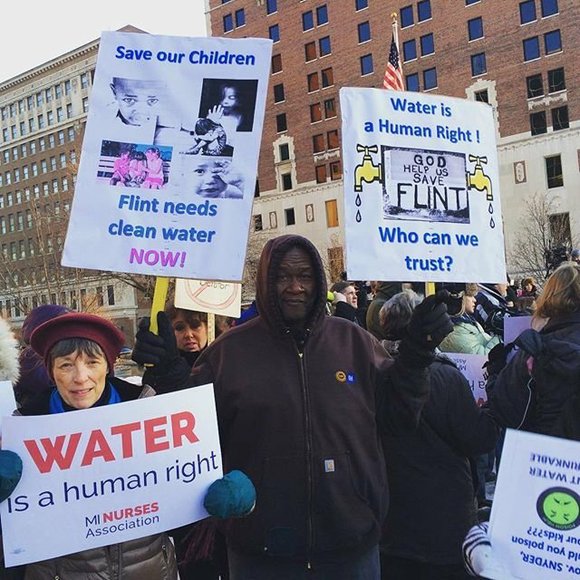 Racismo ambiental - Protesto de residentes de Flint, cidade do Michigan (EUA) que viveu uma crise de águas contaminadas entre 2014 e 2019 