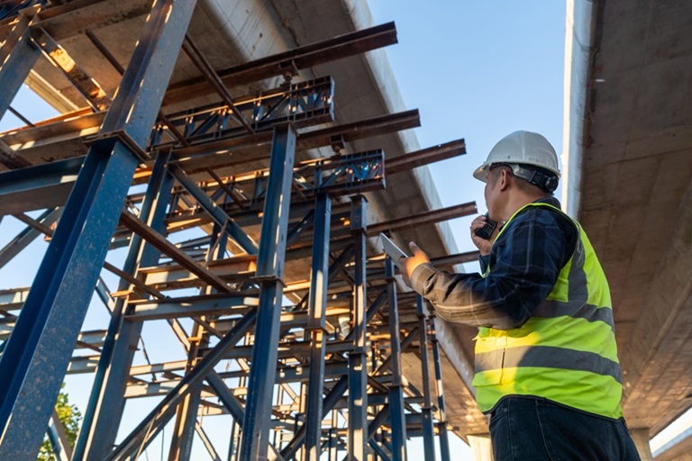 Engenheiro civil supervisionando obras - 4ª fase da industrialização no Brasil