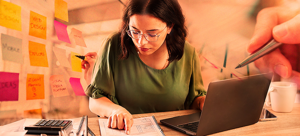 menina estudando em frente ao computador