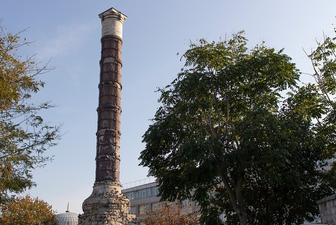 Eras medievais - a Coluna de Constantino foi construída no auge do Império Romano, por ordem do imperador Constantino, no ano 330. Ela fica na praça Sultão Ahmet, em Istambul