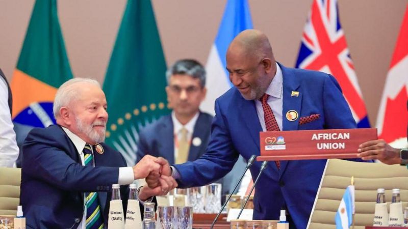 Temas da atualidade - Lula cumprimenta Azali Assoumani, presidente da União Africana, na cúpula do G20 em Nova Déli 