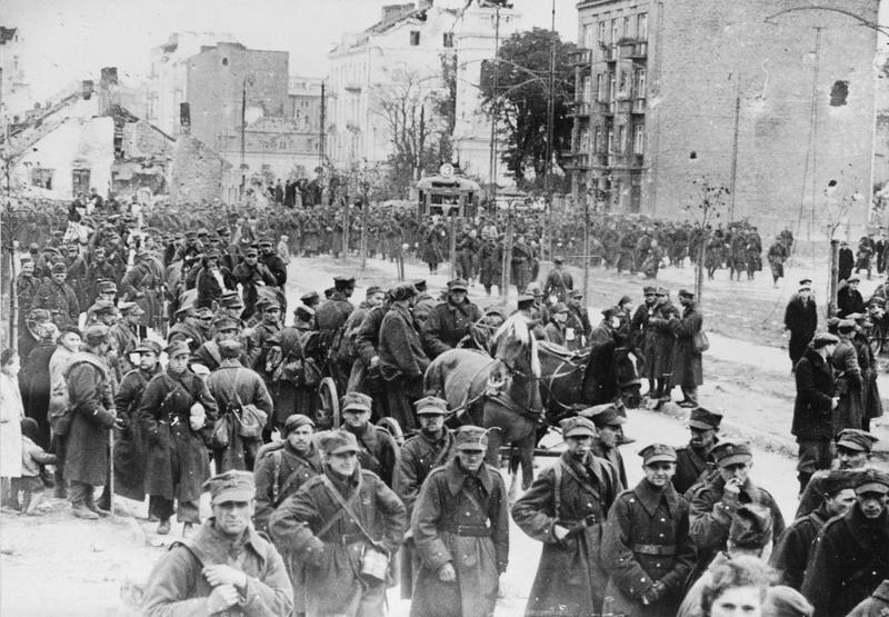 Soldados polacos marcham para fora da guarnição de Varsóvia depois de esta ter sido tomada pelos alemães em 28 de Setembro de 1939 - Segunda Guerra Mundial