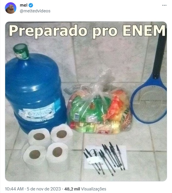 Imagem de galão de água, papel higiênico, 10 canetas pretas, comida e raquete elétrica com a frase "Preparado pro ENEM".