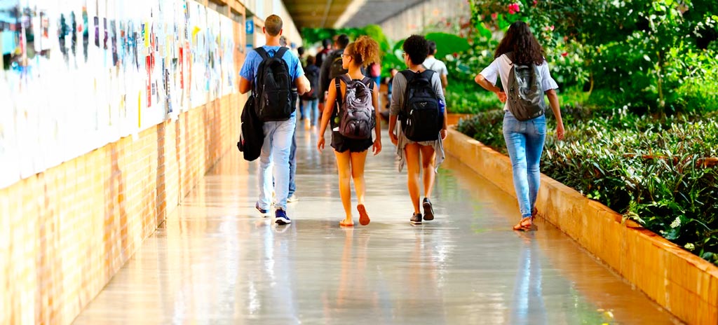 estudantes andando pelo corredor de um escola