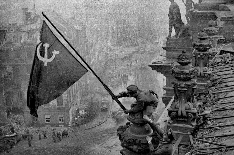 Levantando uma bandeira sobre o Reichstag, icônica fotografia da tomada de Berlim pelos soviéticos - Segunda Guerra Mundial