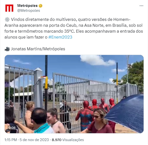 Foto de quatro homens vestidos de Homem-Aranha que apareceram na porta de um dos locais de prova de Brasília para dar suporte aos candidatos do Enem 2023