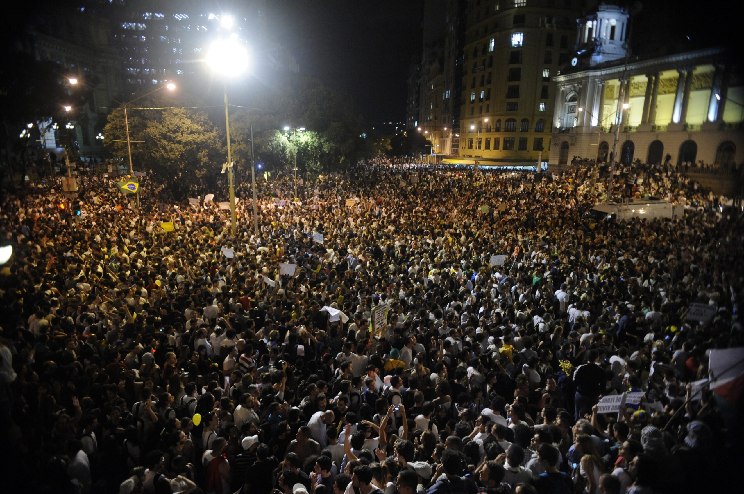 Protesto contra gastos com a Copa do Mundo, aumento das tarifas de transporte público e por melhorias na saúde e educação em junho de 2013, na Cinelândia, RJ