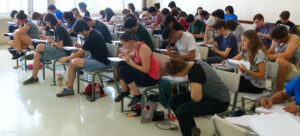 estudantes em sala de aula fazendo a prova do enem