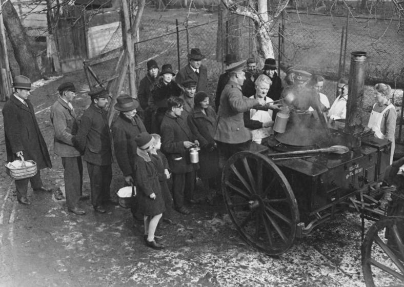 População alemã espera por alimentos em uma paróquia de Berlim, 1931 - Segunda Guerra Mundial
