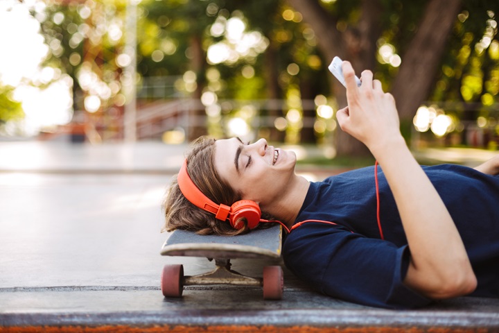 garoto descansando e ouvindo música