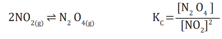 Reação de equilíbrio entre o dióxido de nitrogênio e o tetróxido de nitrogênio e a sua relação para a constante de equilíbrio em função das concentrações 