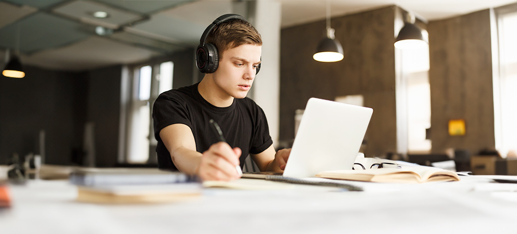 jovem pensativo em frente ao computador