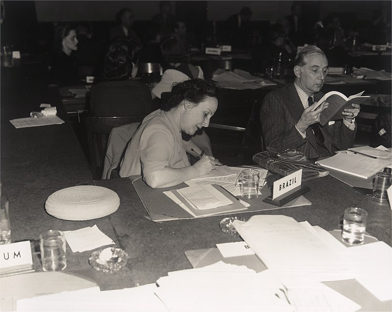 Movimentos sociais - A brasileira Bertha Lutz durante a Conferência de São Francisco, em 1945. Ela teve um papel primordial na menção sobre igualdade de gênero no texto da Carta das Nações Unidas