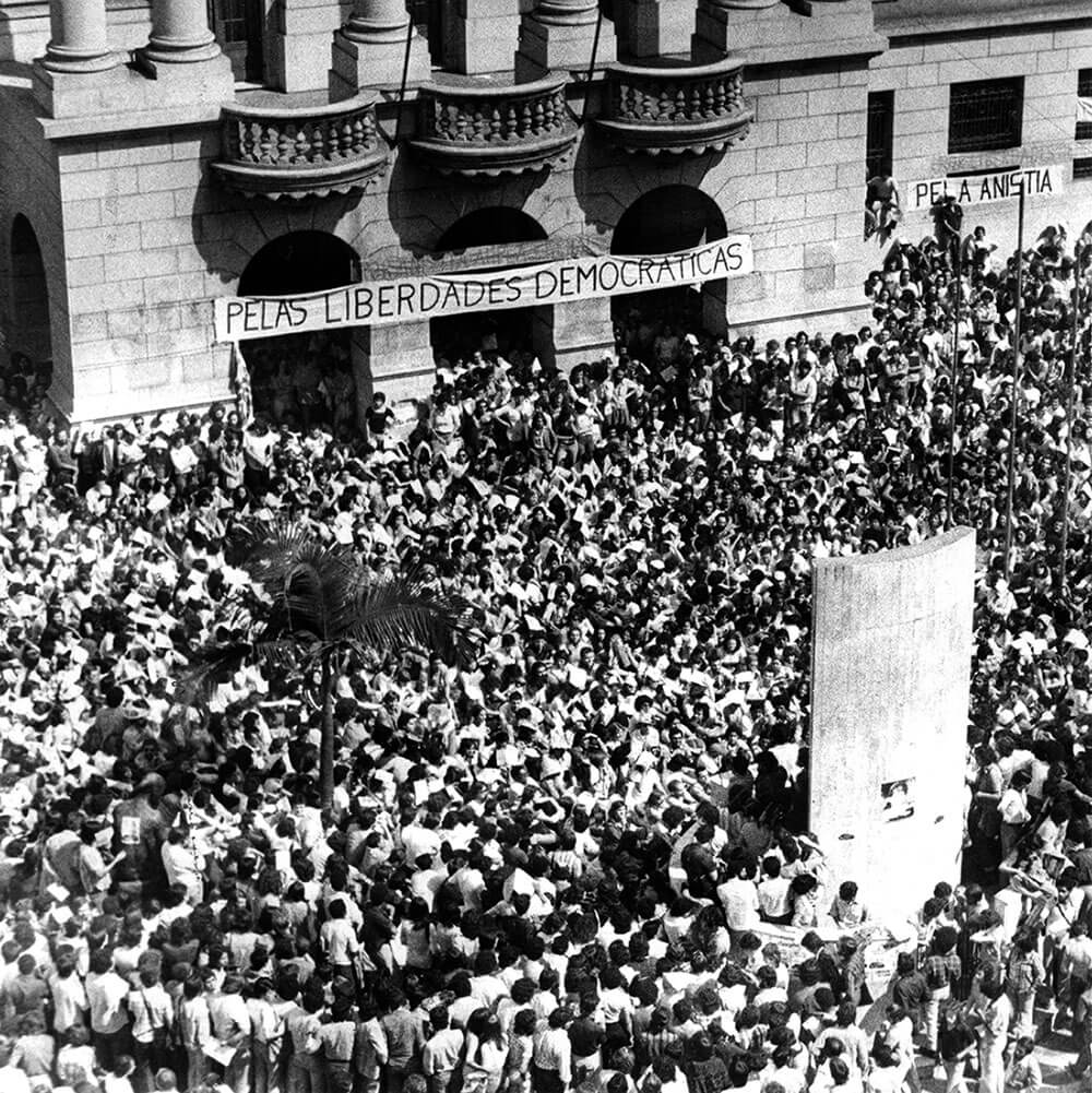 Movimentos sociais - Manifestação de estudantes no Largo São Francisco, onde fica a Faculdade de Direito da USP, em 5 de maio de 1977 (Imagem: Reprodução Memorial da Democracia