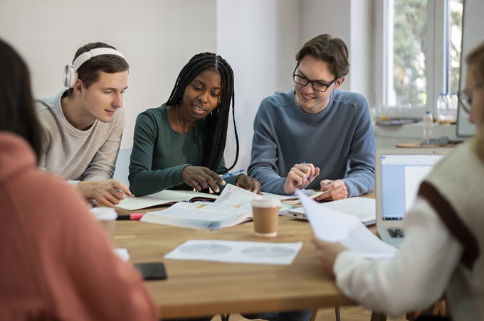 Jovens reunidos e estudando - como passar em medicina