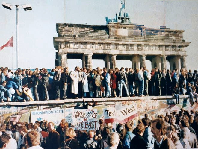 Manifestações durante a queda do Muro de Berlim, em 1989 - fim da Guerra Fria