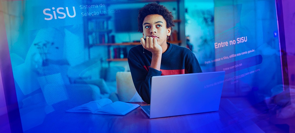 Estudante adolescente negro utilizando notebook e pensando em como escolher um curso no SiSU