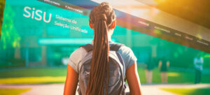 Adolescente de costas com mochila caminhando. Ao fundo, imagem da tela da lista de espera do SiSU