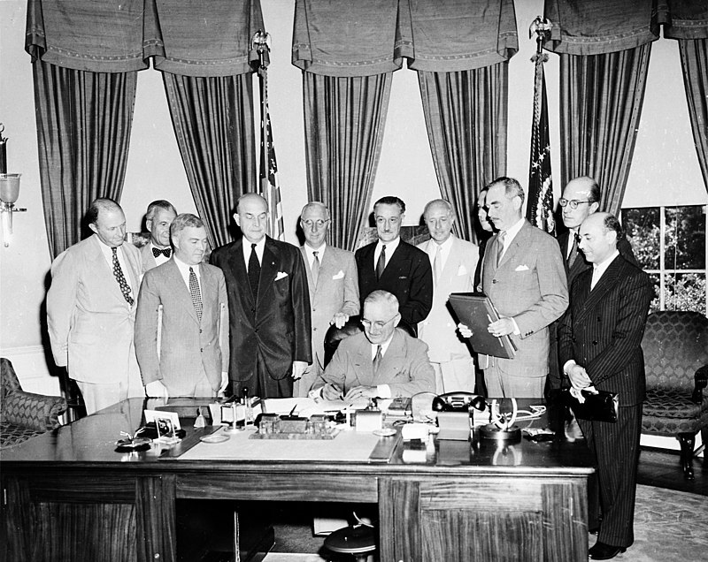 Assinatura do Tratado do Atlântico Norte pelo presidente estadunidense Harry Truman 