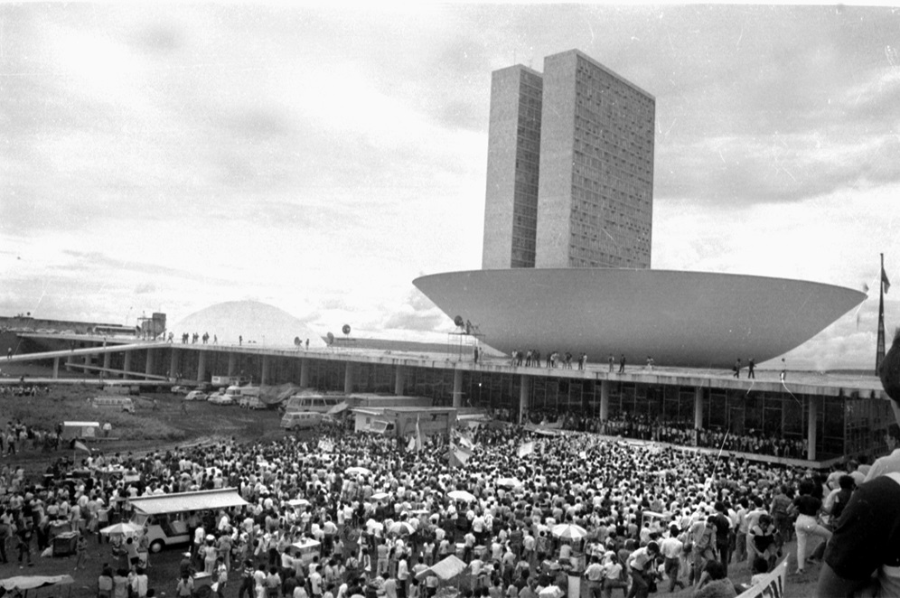 Diretas já - manifestações populares em frente ao Congresso Nacional durante a eleição de Tancredo Neves, janeiro de 1985