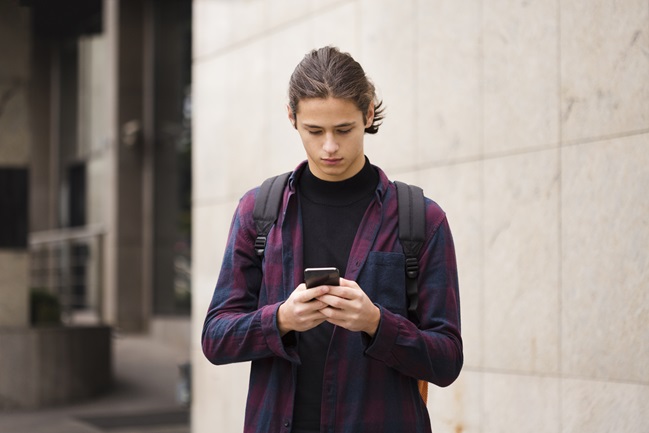 adolescente no celular