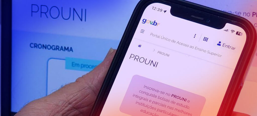 Mão segurando celular com página inicial do resultado do ProUni 2024 aberta