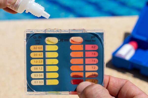 Teste de cloro e pH da piscina para saber equilíbrio químico