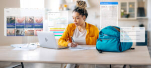 Mulher jovem assistindo aulas de redação Enem na plataforma do Aprova Total com notebook em cima da mesa