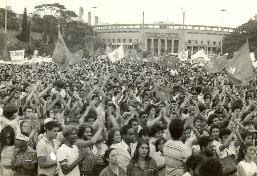 Comício das Diretas Já em frente ao estádio do Pacaembu, São Paulo, 27 de novembro de 1983 